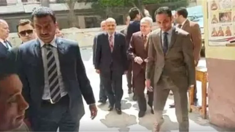 رئيس مجلس القضاء الاعلى يدلى بصوته فى مدرسة الازبكية .. فيديو
