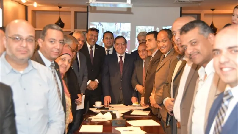 الملا يتابع سير الاستفتاء على التعديلات الدستورية بغرفة الوزارة