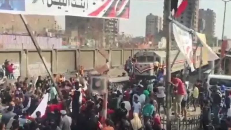 أهالى الشرابية أوقفوا القطار احتفاء بالاستفتاء على التعديلات الدستورية.. فيديو وصور