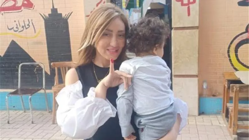 ريهام سعيد بصحبة ابنها أثناء الإدلاء بصوتها على التعديلات الدستورية