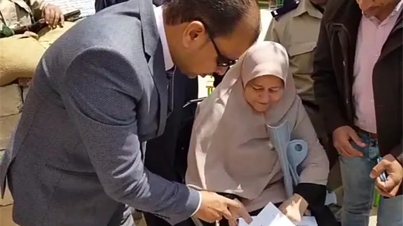 رئيس لجنة بدائرة السادات يخرج إلى حالة خاصة لتمكينها من الإدلاء بصوتها