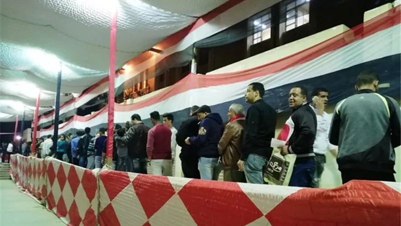 إقبال كثيف فى الساعات الأخيرة للتصويت على الإستفتاء بمدينة بدر.. بالفيديو و صور