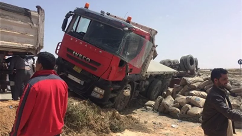 محافظ مطروح يطمئن على سائقى سيارة نقل اسمنت انقلبت بالطريق الدولى