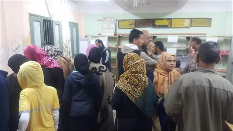 بالصور.. إقبال كثيف في الساعات الأخيرة للتصويت على التعديلات الدستورية بكفر أباظة في الشرقية