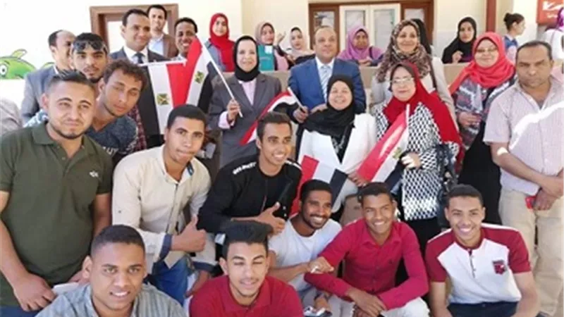 إقبال كثيف لطلاب كلية الآداب بقنا للمشاركة فى الاستفتاء