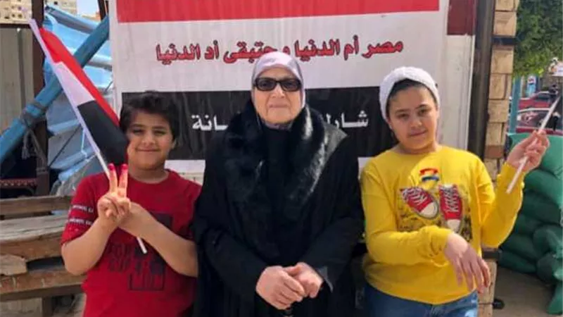 مستشارة سابقة تصطحب أحفادها للتصويت على الاستفتاء بكفر الشيخ