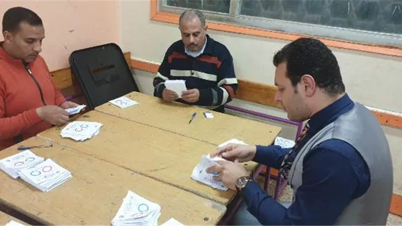 بالصور .. انتهاء الفرز فى قرية النخاس بالشرقية.. وتسليم المحاضر للجنة العامة