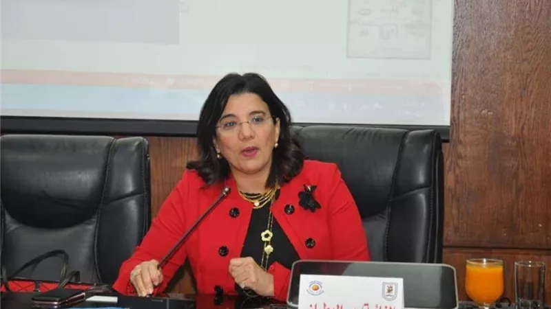 الاقتصاد والعلوم السياسية تمنح «مي البطران» درع الكلية