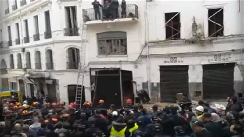 انهيار مبنى من 4 طوابق في الجزائر وانتشال جثتين من تحت الأنقاض