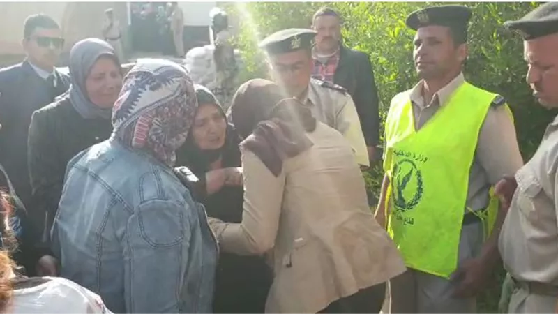 بالفيديو والصور.. نائب محافظ القليوبية تقبل يد مسنة شاركت في الاستفتاء