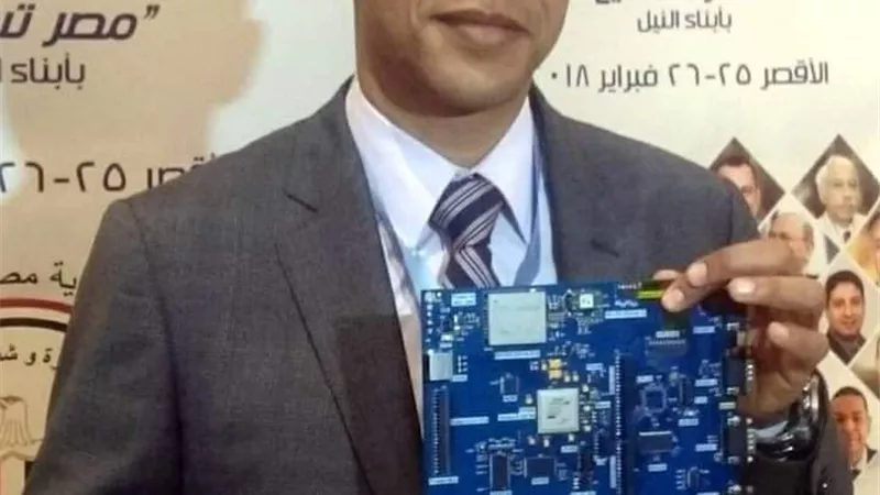 أستاذ بهندسة الفيوم يصمم أول حاسب تعليمي مصري