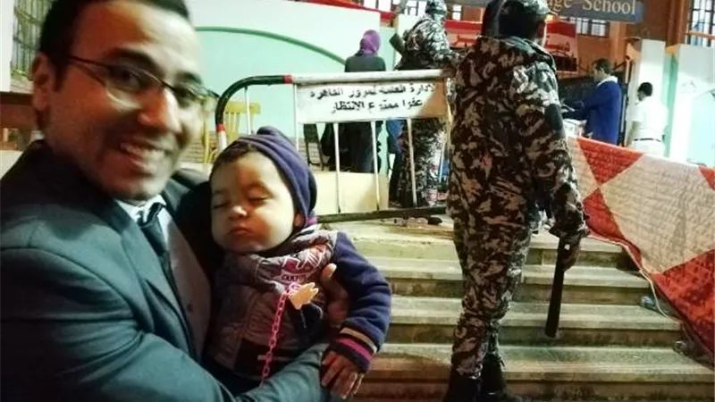 الأطفال تميمة العُرس الديموقراطى فى الإستفتاء بمدينة بدر.. بالصور