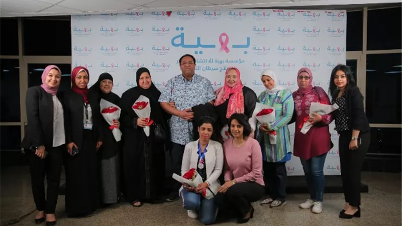 بالصور.. داليا الشافعى تدعم مريضات السرطان الثدى فى بهية