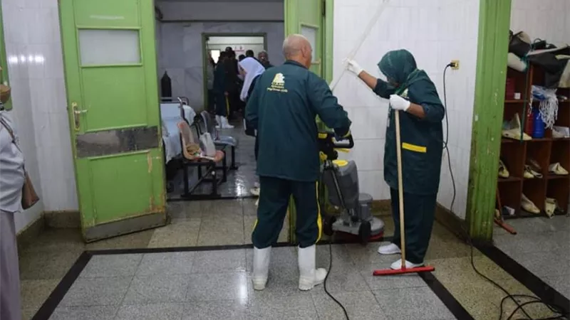 شركة النظافة تتسلم مهام عملها بمستشفي سوهاج الجامعي