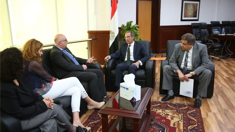 وزير الاتصالات يناقش مع وفد البنك الدولي زيادة انتشار الانترنت فائق السرعة بمصر