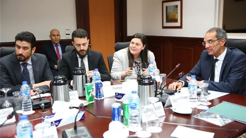 طلعت يلتقي ممثلي الشركات الناشئة العاملة بمجال الذكاء الاصطناعي