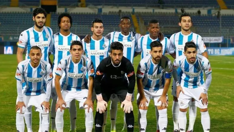 شاهد لحظة وصول فريق بيراميدز لملعب المباراة استعدادًا للزمالك.. صور