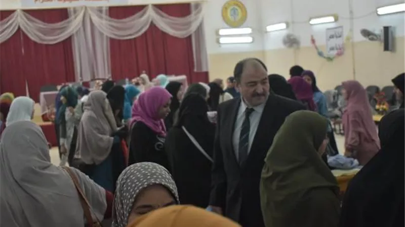 نائب رئيس جامعة الازهر يدشن معرضا للملابس لطالبات دراسات بنى سويف