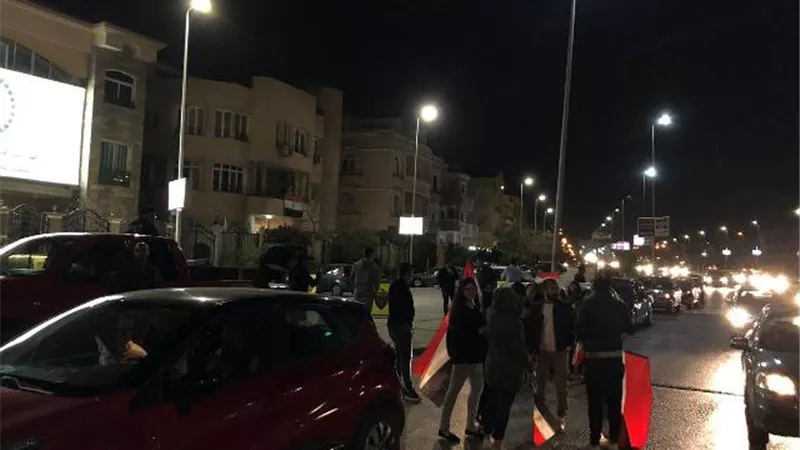 بالصور .. مواطنو القاهرة الجديدة احتفلوا بنتيجة الاستفتاء فى الشوراع بأعلام مصر