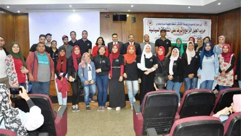 كلية الاقتصاد والعلوم السياسية تمنح مى البطران درع الكلية.. بالصور