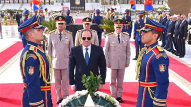 السيسي يضع إكليل من الزهور علي النصب التذكارى للجندى المجهول بمناسبة 