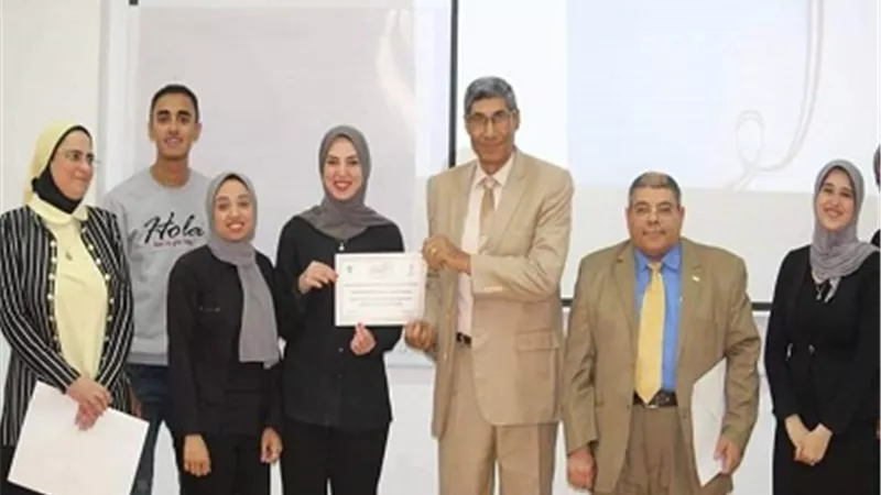 طلاب اللغة الفرنسية بقناة السويس يقدمون اسكتش فني بلغة الاشارة