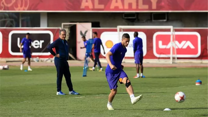 رمضان صبحي يشارك في جزء من مران الأهلي