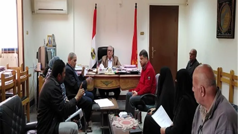 رئيس حى الضواحى ببورسعيد يبحث سبل إنشاء نادى للعاملين