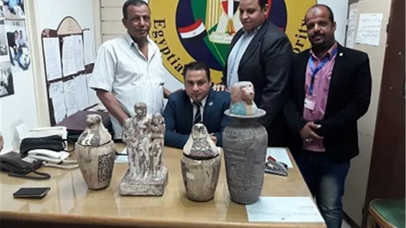 احباط تهريب تمثال وكسور فخار أثرية مع بريطاني بمطار اسوان