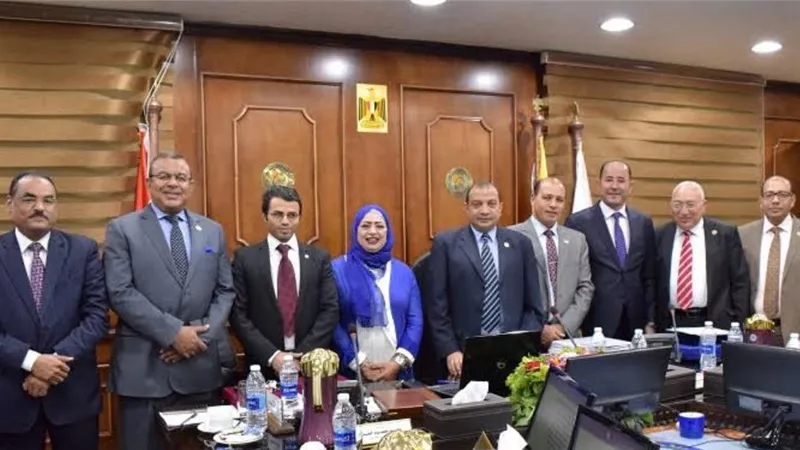 رئيس جامعة بني سويف يكرم الحاصلين على جائزة الدولة التشجيعيه