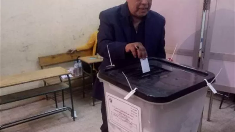 نقيب الممثلين يدلى بصوته فى الاستفتاء على التعديلات الدستورية.. صور