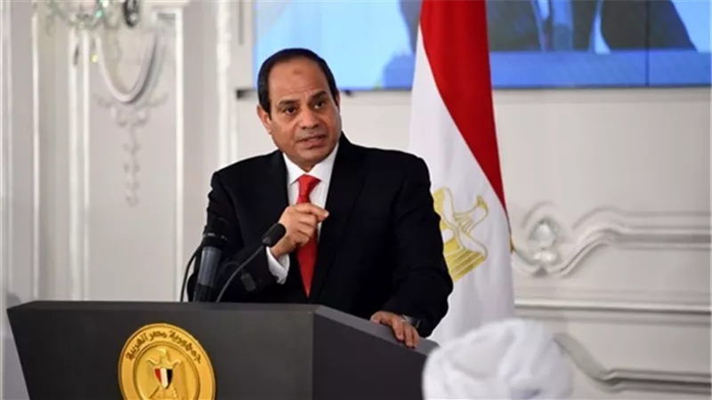 الرئيس السيسى يمنح وسام العمل لعشرة من قدامى النقابيين