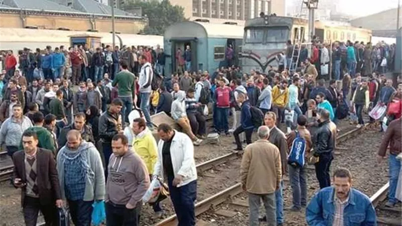 زحام شديد بمحطة سكك حديد مصر بسبب اختفاء السرفيس فى عطلات شم النسيم