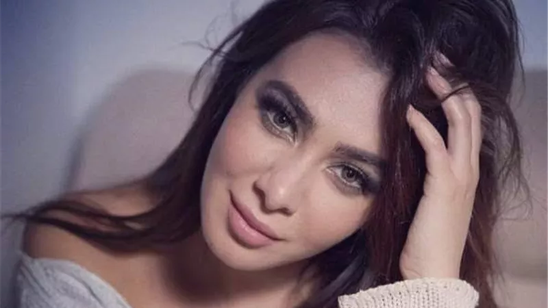 ميرهان حسين تخطف الانظار بفستان اصفر .. صور