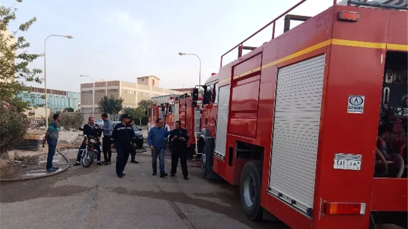 السيطرة على حريق شب بمصانع للفوم فى مدينة بدر.. بالصور