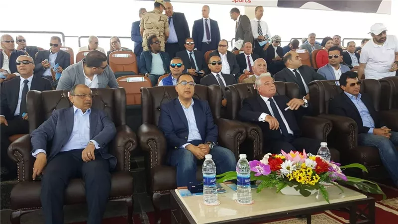 بالفيديو .. رئيس الوزراء يفتتح اول مضمار لسباقات الهجن بمدينة شرم الشيخ