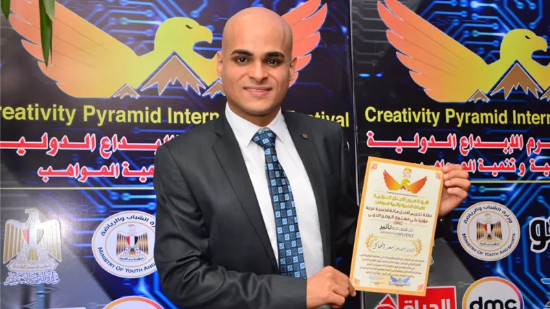 تكريم سعد الحباك في حفل أفضل مائة شخصية مؤثرة علي مستوي الوطن العربي