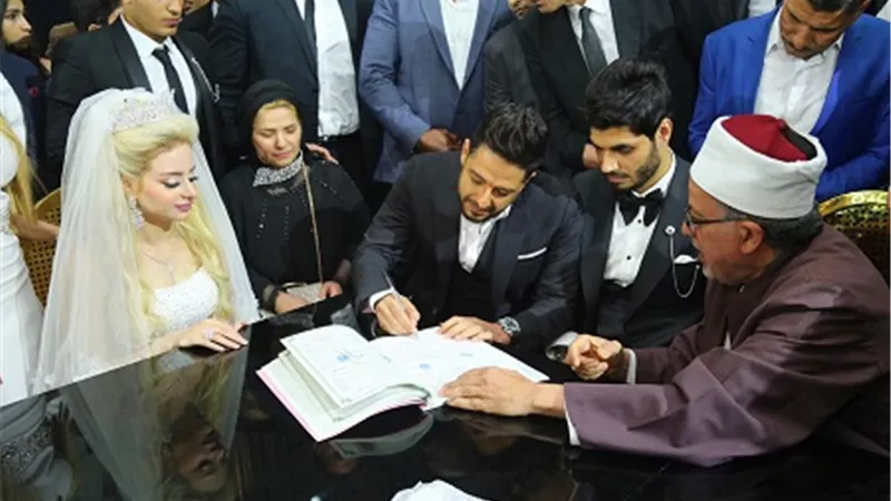 بالصور.. حماقي يوقع علي عقد قران لاعب بيراميدز 