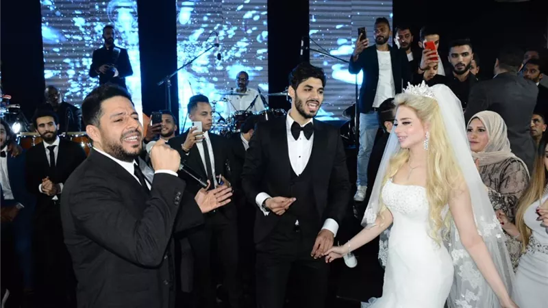 حماقي يشعل زفاف علي جبر وهايدي بأغاني يا ستار ونفسي ابقي جنبه .. صور