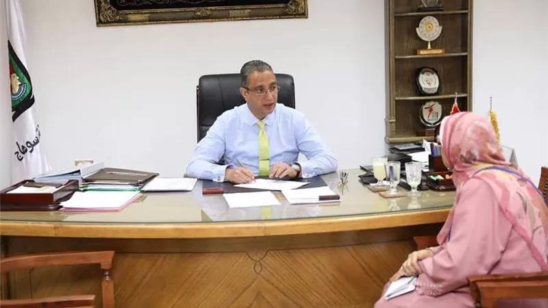 محافظ سوهاج يستقبل 530 مواطن خلال 20 يوم للإستماع الى شكواهم..صور