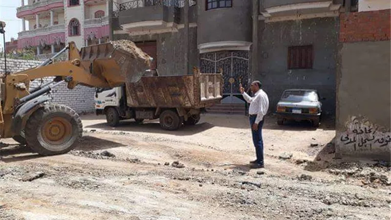 حملات مكثفة لازالة نواتج الحفر وتمهيد الشوارع بمدينة أشمون