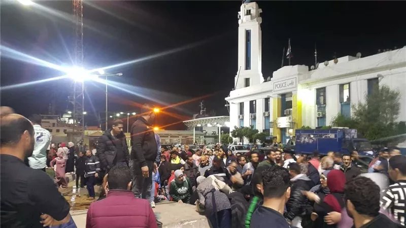 بالصور.. لحظة إنقاذ فتاة سقطت فى المجرى الملاحى بمرفق معديات بورسعيد