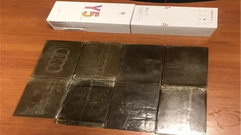 إحباط تهريب ٨ قطع حشيش داخل تليفون محمول بالمطار