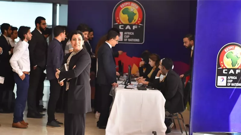 رئيس لجنة المتطوعين ومرافقي الفرق تستقبل أولى مجموعات المقابلات الشخصية للشباب المتطوعين لكأس الامم الافريقية