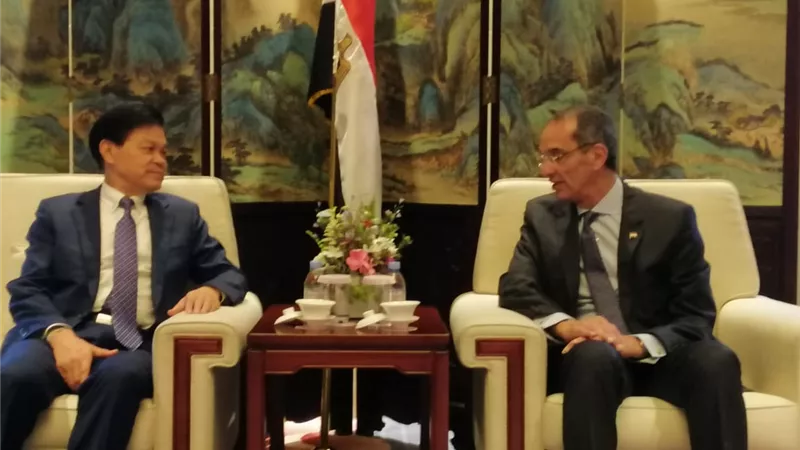 طلعت يبحث مع كبرى الشركات الصينية التعاون في بناء القدرات والذكاء الاصطناعي