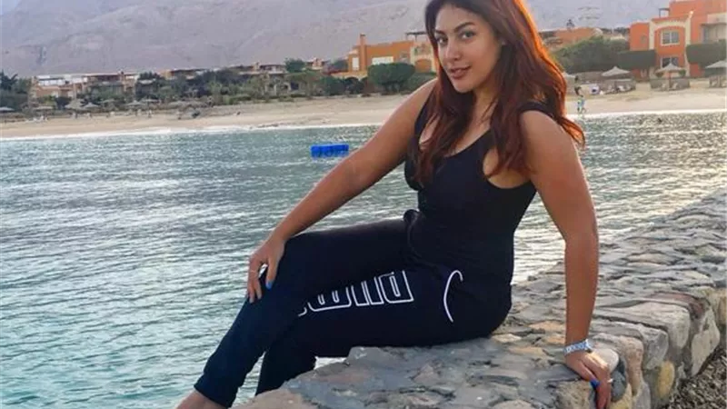 بالفيديو| نيرمين ماهر على شاطئ البحر. . لعب .. ورقص.. وحب