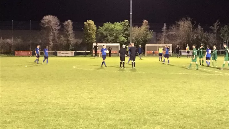 لاعب يطفئ الإنارة في الملعب بعد طرده من المباراة