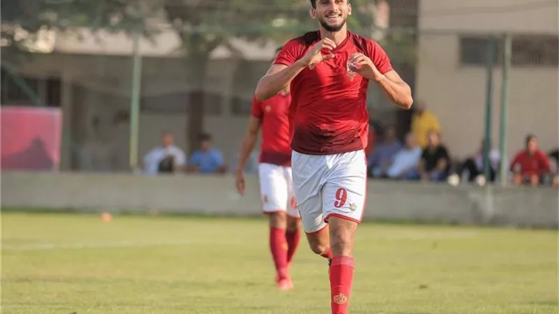 لاعب الأهلى الشاب يكشف سبب وقوفه على الكرة فى لقاء القمة