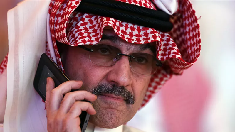 الوليد بن طلال يثير الجدل بصورة لـ3 اميرات نائمات