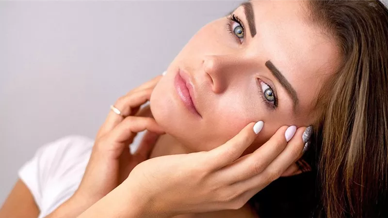 9 نصائح لتبدين أصغر سنا بنحو 10 سنوات